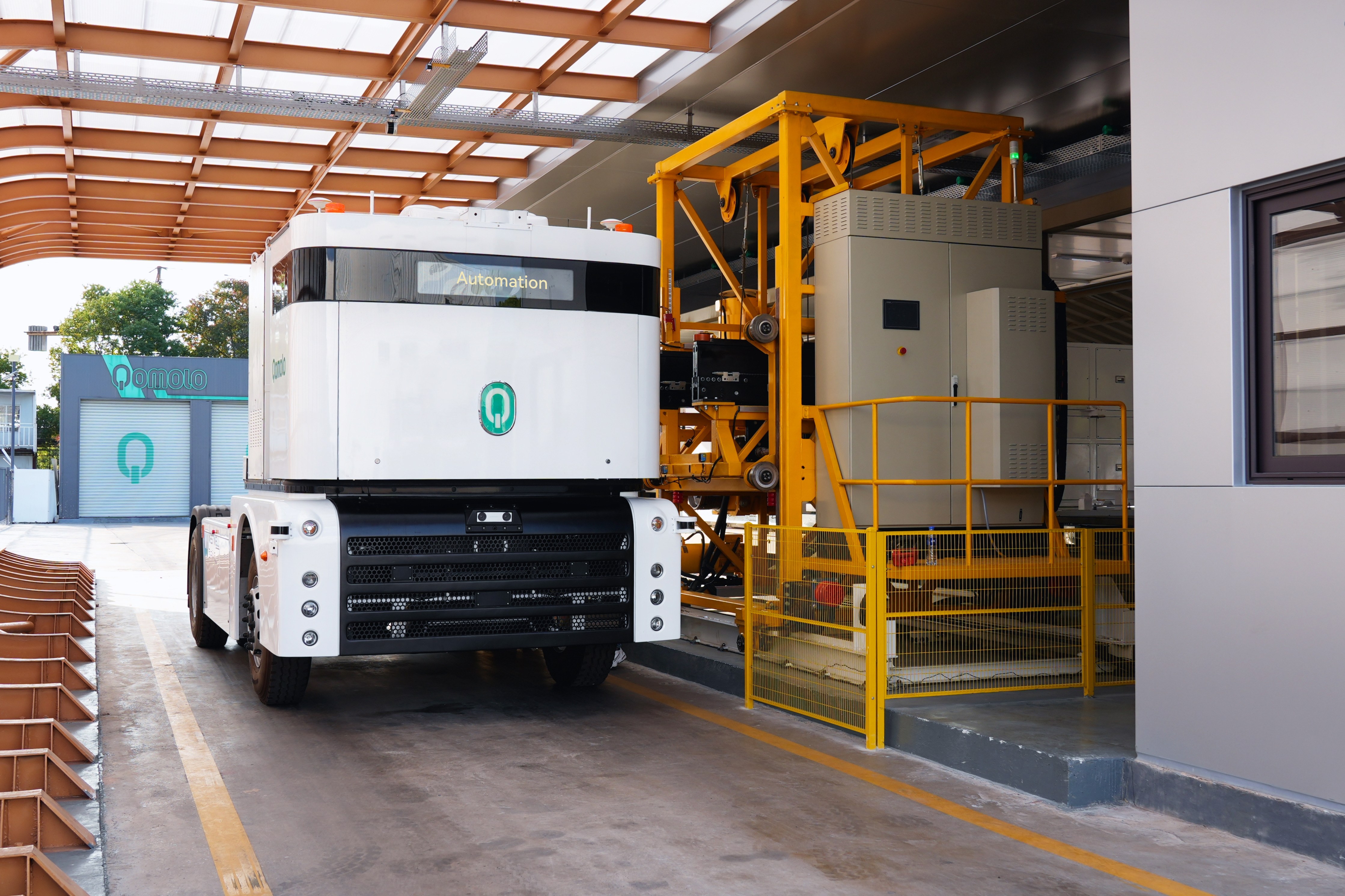 Westwell Q-Truck, a fully autonomous heavy-duty truck, swapping battery at PowerOnair station to ensure efficient and continuous operations across diverse logistics scenarios.