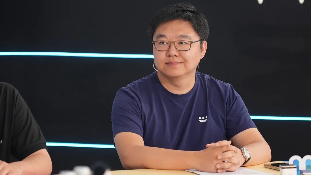 Westwell team member speaking during a technology interview, sharing insights on intelligent logistics and autonomous solutions.