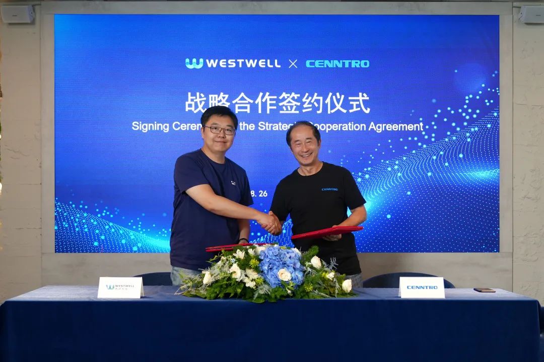 Westwell and Cenntro representatives sign a strategic cooperation agreement during a formal partnership ceremony event.