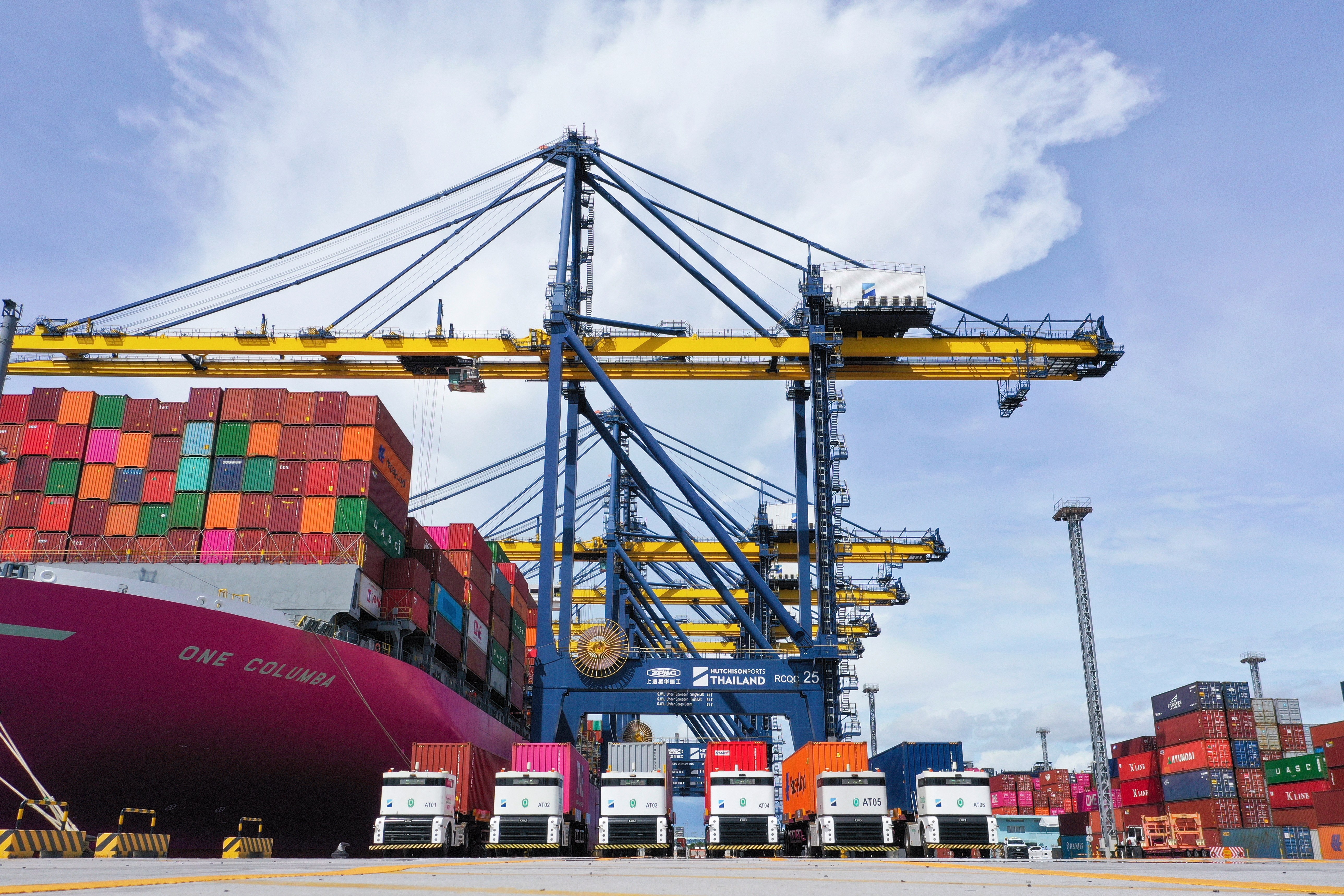 Westwell L4 autonomous truck operating in Laem Chabang Port, supporting smooth and efficient port logistics operations.